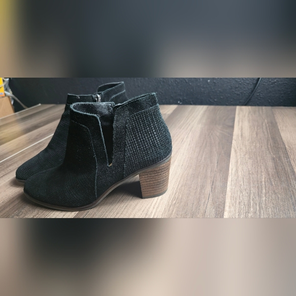 Lucky Brand Ponic Black SIZE 8.5 Suede Ankle Bootie Side Slit Zip Heeled - Picture 10 of 10